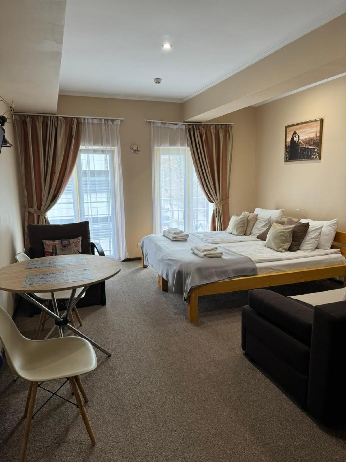 Apart Hotel Avinos Lviv Buitenkant foto