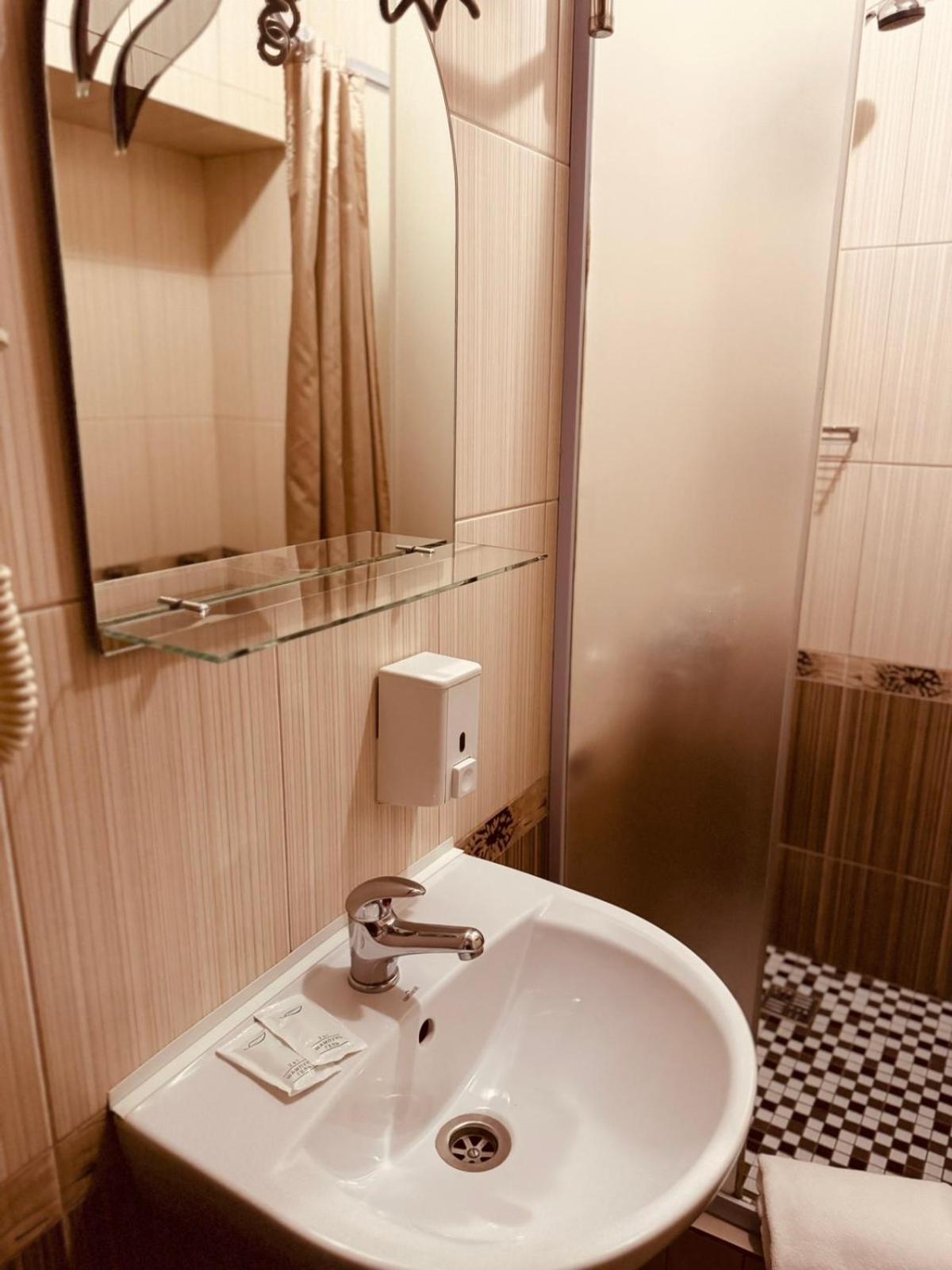 Apart Hotel Avinos Lviv Buitenkant foto