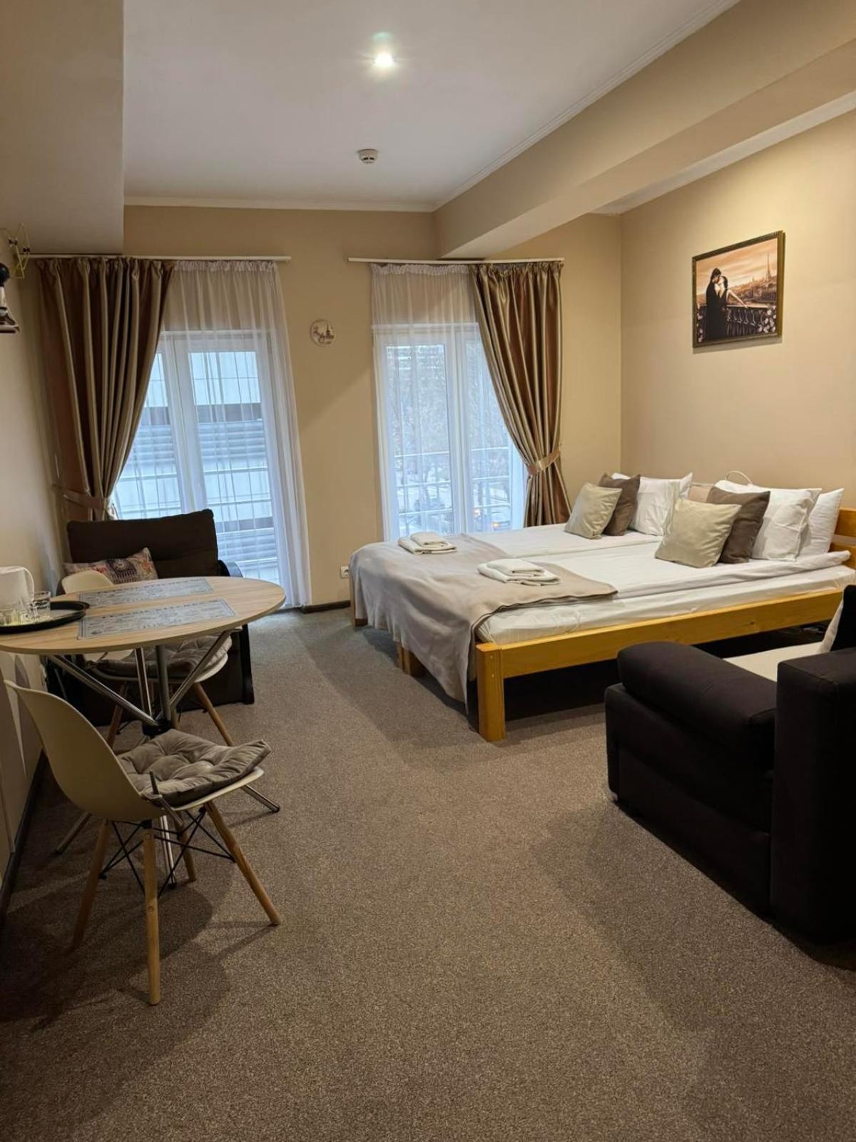 Apart Hotel Avinos Lviv Buitenkant foto
